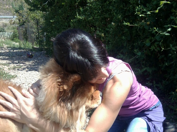 Perro abrazando a una cuidadora de Peludos Hotel Canino y Felino
